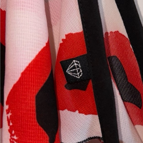 Diamond Supply One Size Lip Pattern Sarong - Picture 4 of 4